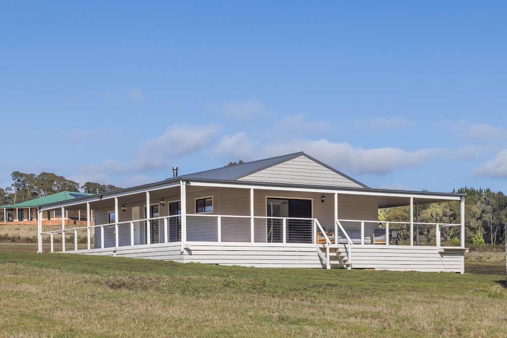 Paradise Valley Cottage and Lake in Spring Hill | 200 Paradise Valley Rd, Spring Hill VIC 3444, Australia | Phone: 0457 222 654