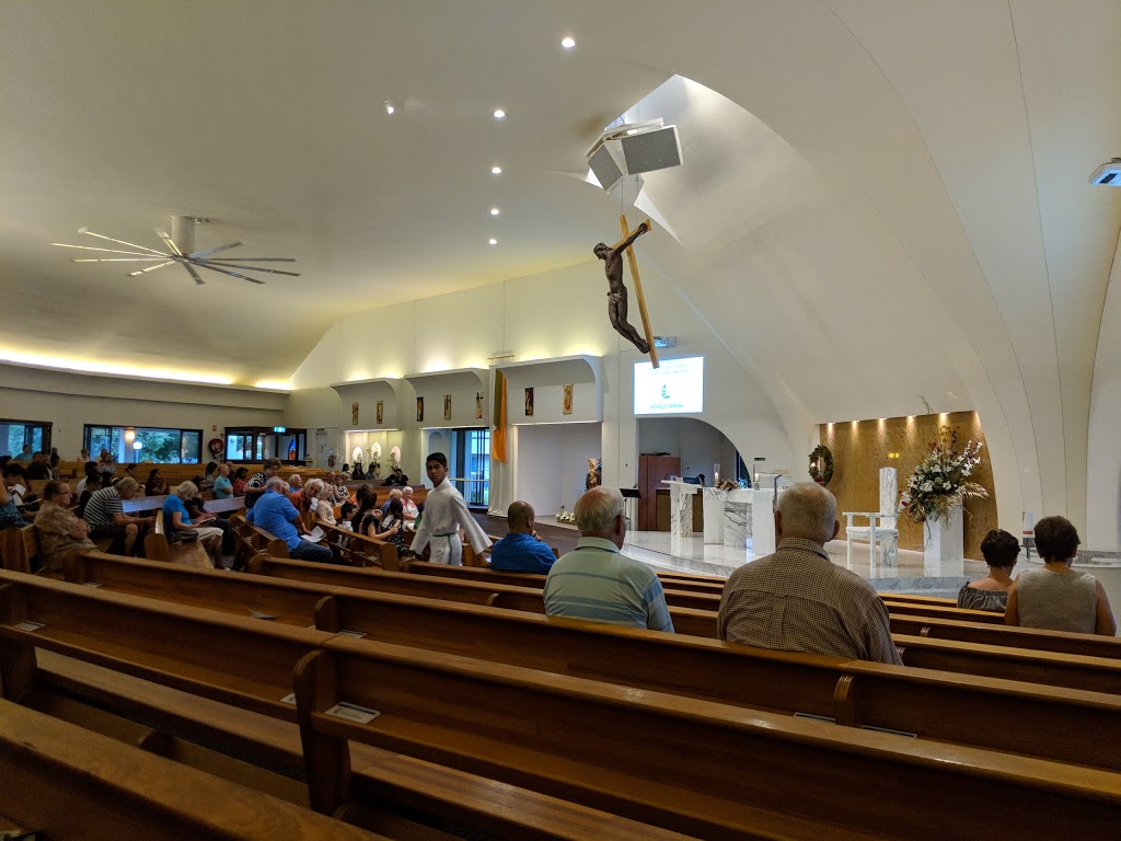 Sacred Heart Church | church | 50 Fairway Dr, Clear Island Waters QLD 4226, Australia | 0755725433 OR +61 7 5572 5433