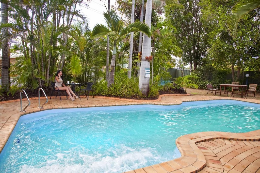 Moore Park Beach Motel | 29 Club Ave, Moore Park Beach QLD 4670, Australia | Phone: (07) 4159 8332