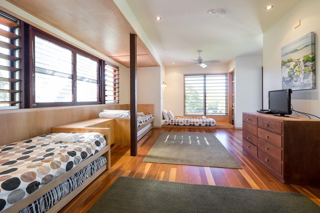 Laguna Beach House | 4 Moongalba Rd, Point Lookout QLD 4183, Australia | Phone: (07) 3415 3949