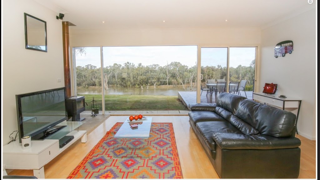 Riverside Luxury Retreat | 111 Adelaide St, Gol Gol NSW 2738, Australia | Phone: 0408 357 624