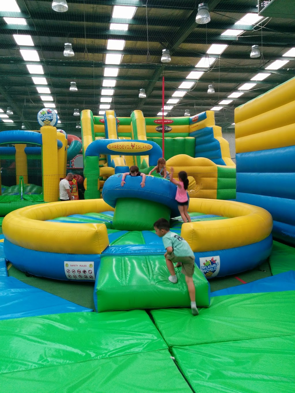 Inflatable World Ringwood | amusement park | 160 New St, Ringwood VIC 3134, Australia | 0398794777 OR +61 3 9879 4777