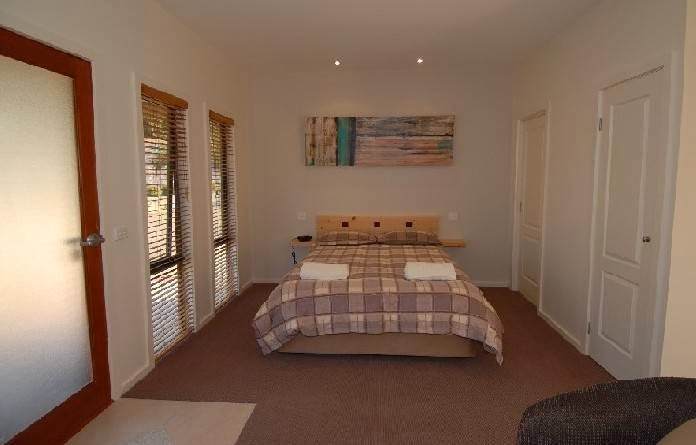 Dolphin Cove Bed & Breakfast | 336 Pacific Way, Tura Beach NSW 2548, Australia | Phone: (02) 6495 9193
