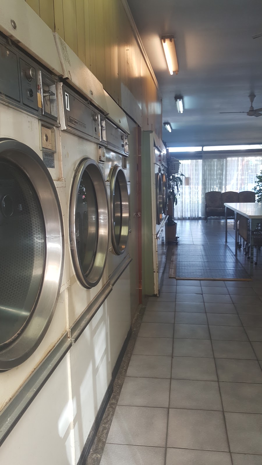 St Marys Coin Laundry | 228 Queen St, St Marys NSW 2760, Australia | Phone: (02) 9623 4709