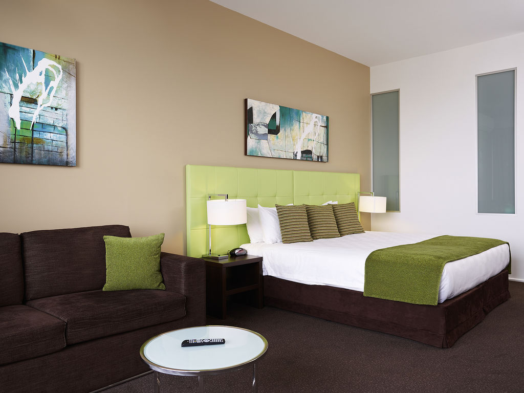 Mercure Melbourne Caroline Springs | 10/20 Lake St, Caroline Springs VIC 3023, Australia | Phone: (03) 8358 0555