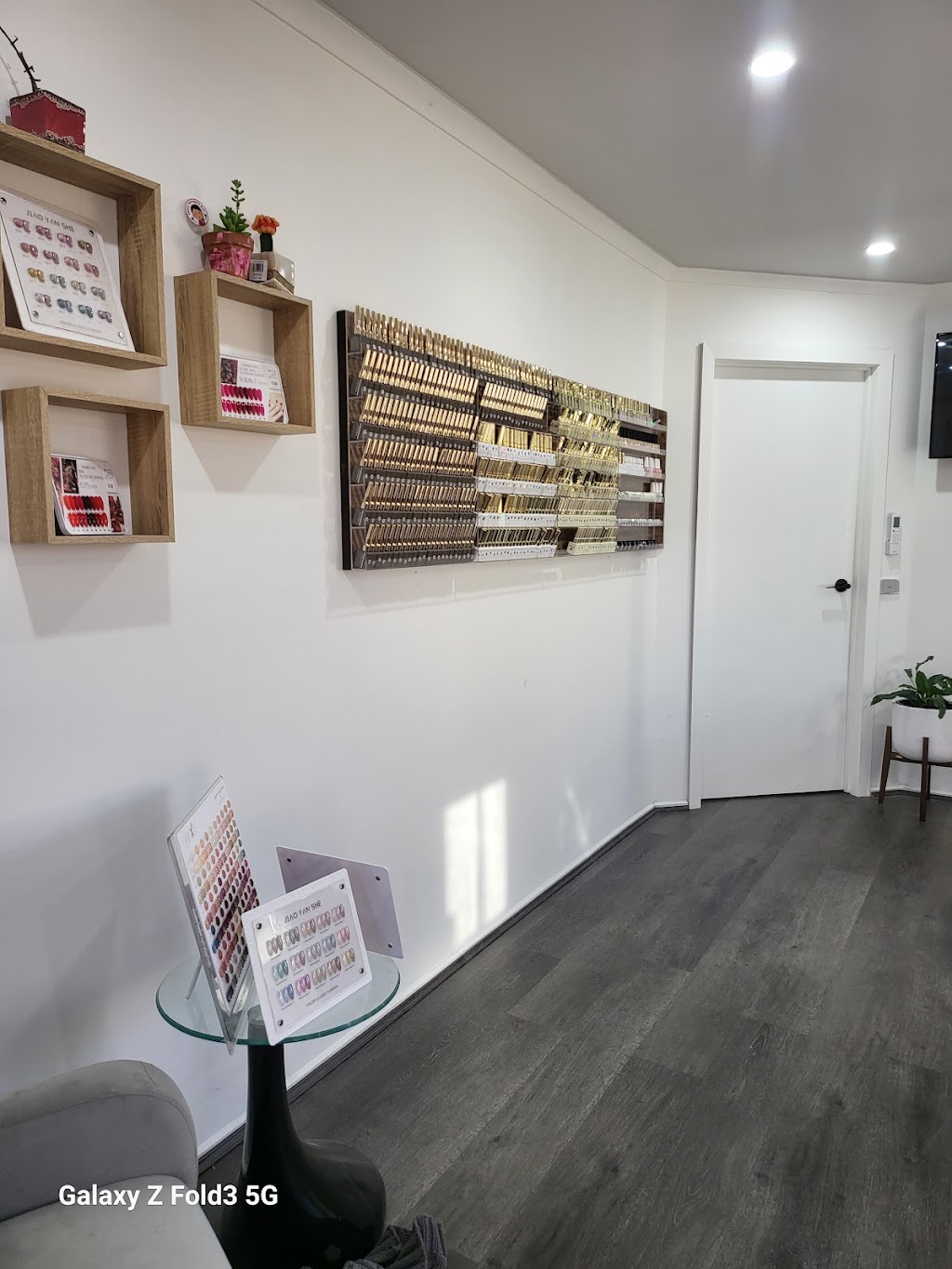 B & B Spa and Nails | 95 Flemington Cres, Werribee VIC 3030, Australia | Phone: 0411 648 239