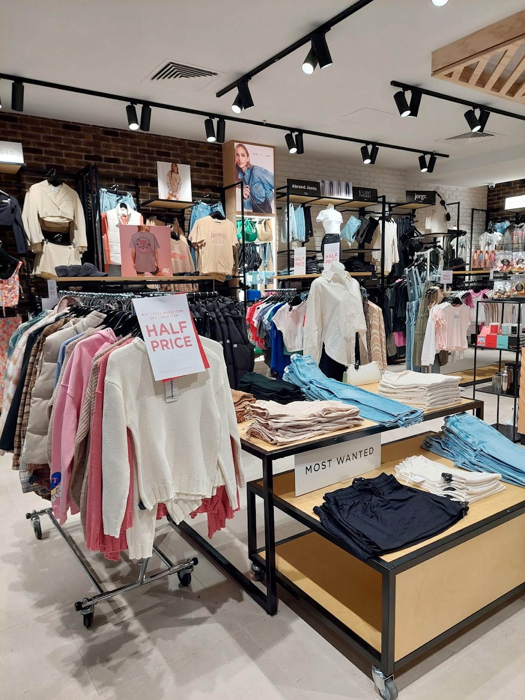 Edge Clothing - Stockland Wendouree | Store T/07 Norman St, Wendouree VIC 3355, Australia | Phone: (03) 5339 1197