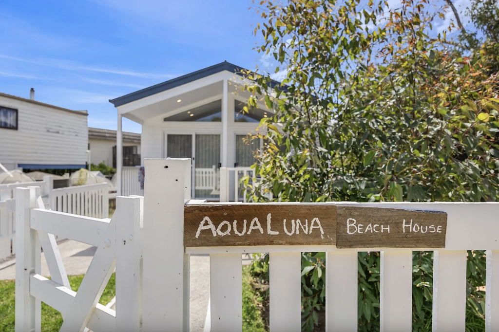 AquaLuna Beach House | 2A Philip St, Aireys Inlet VIC 3231, Australia | Phone: (03) 5289 4233