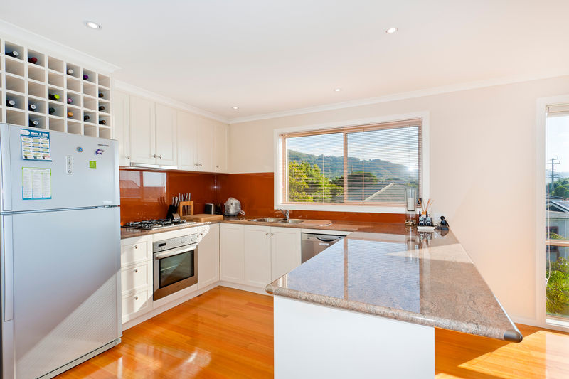 Rose Holiday Townhouse Apollo Bay | 4/8 Murray St, Apollo Bay VIC 3233, Australia | Phone: (03) 5237 2600