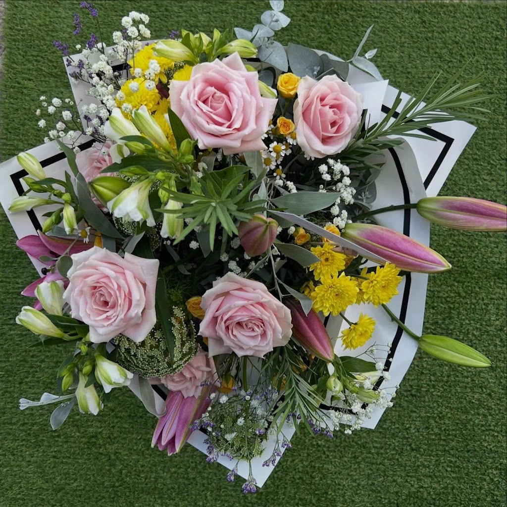 Nieve Flowers and Design | 3 Toby Ct, Dayboro QLD 4521, Australia | Phone: 0432 423 787