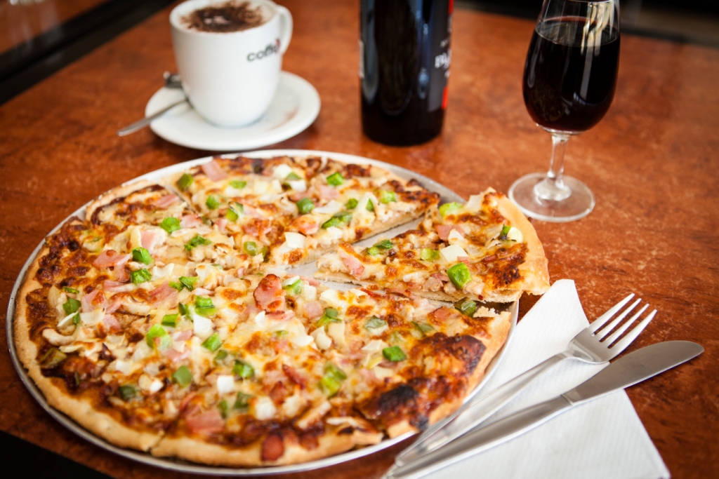Carlos Pizza | restaurant | 107 Great Alpine Rd, Myrtleford VIC 3737, Australia | 0357522895 OR +61 3 5752 2895