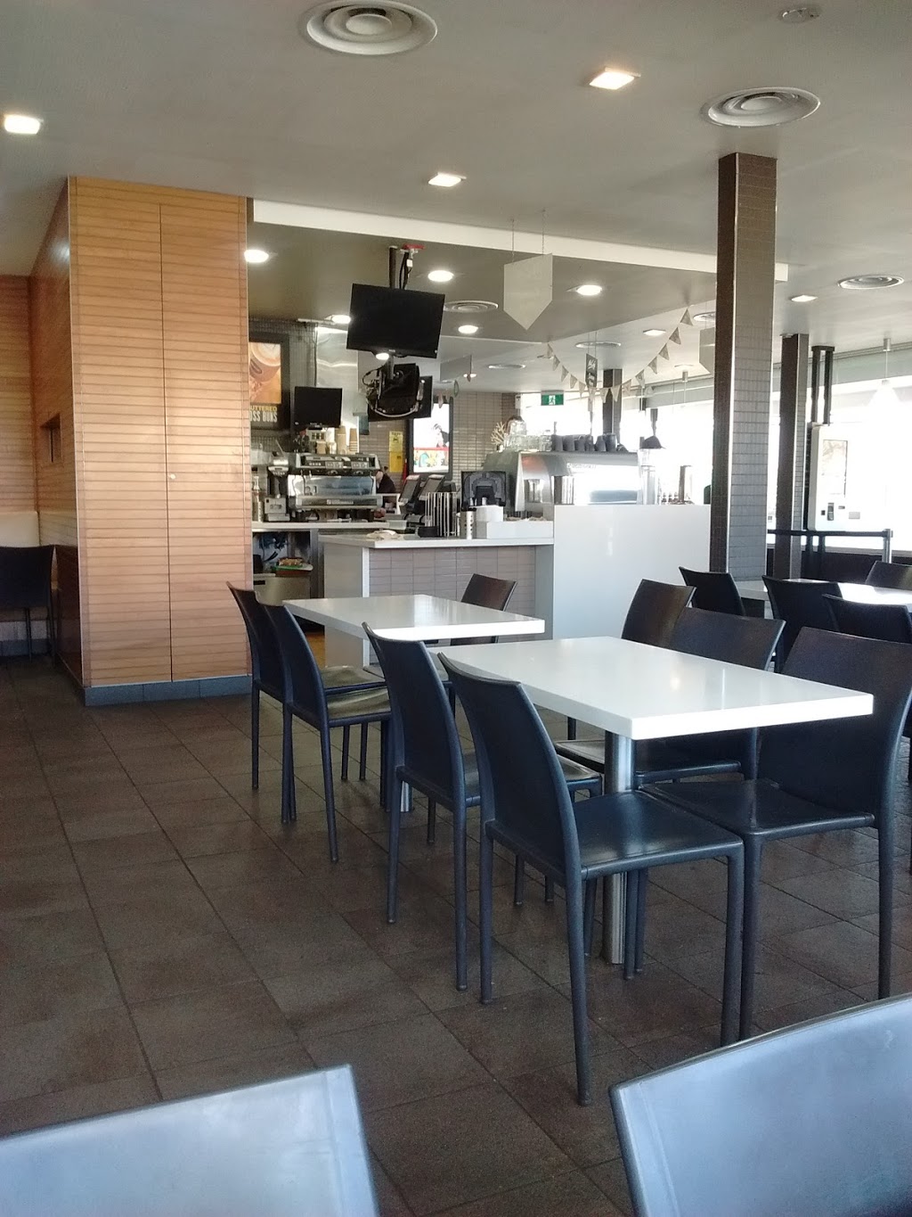 McDonalds Tamworth South | cafe | New England Hwy, Tamworth NSW 2340, Australia | 0267621977 OR +61 2 6762 1977