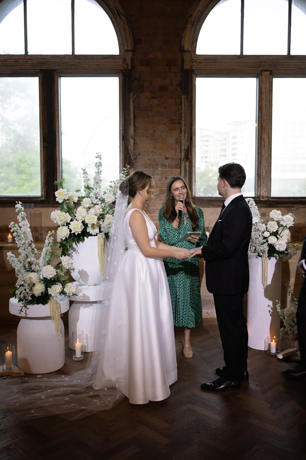 Love by Lara Celebrant and MC | Pacific Parade, Currumbin QLD 4223, Australia | Phone: 0403 836 659