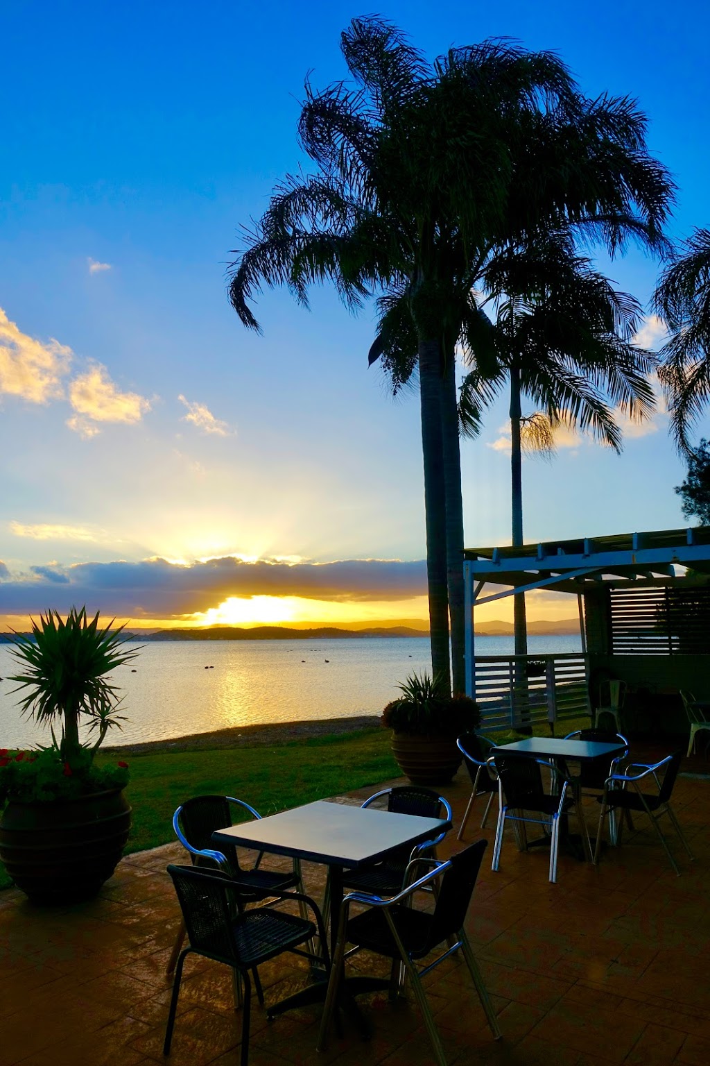 Squids Ink on the Lake | lodging | 690 Pacific Hwy, Belmont NSW 2280, Australia | 0249477223 OR +61 2 4947 7223