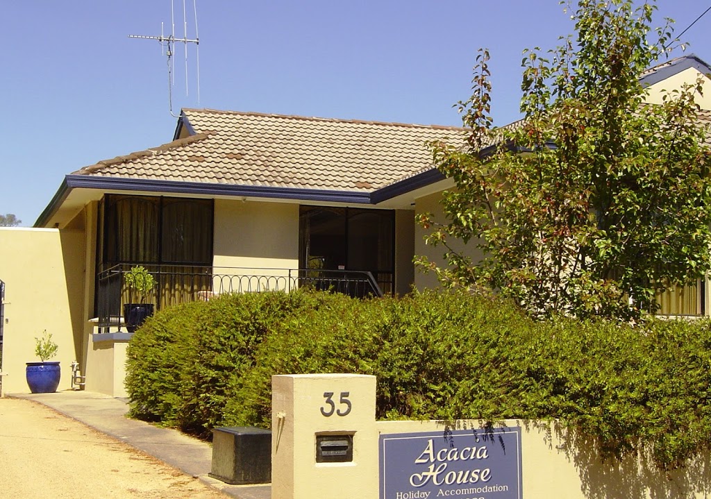 Acacia Spa Garden Suite | 35 Leggatt St, Daylesford VIC 3460, Australia | Phone: 0439 482 802