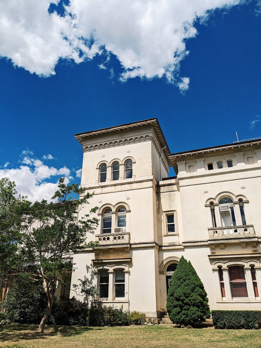 somewhere here co | Mayday Hills, The Birches, Level 3/6 Coates Cr, Beechworth VIC 3747, Australia | Phone: 0448 409 018