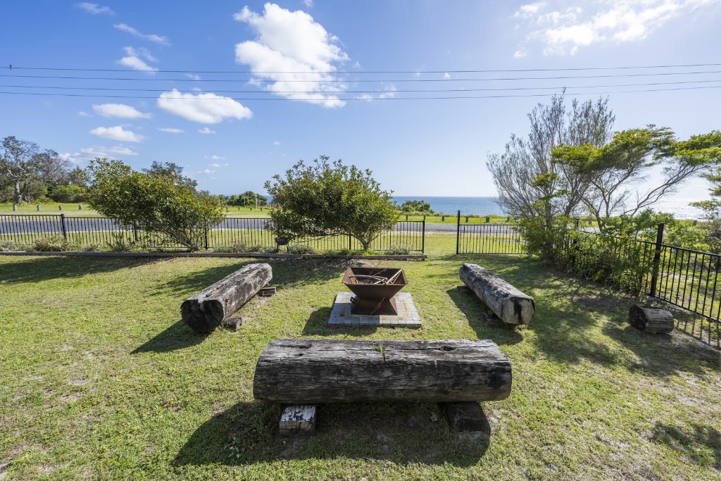 Sea Spray House | 35 Waratah Cres, Minnie Water NSW 2462, Australia | Phone: 0412 333 996