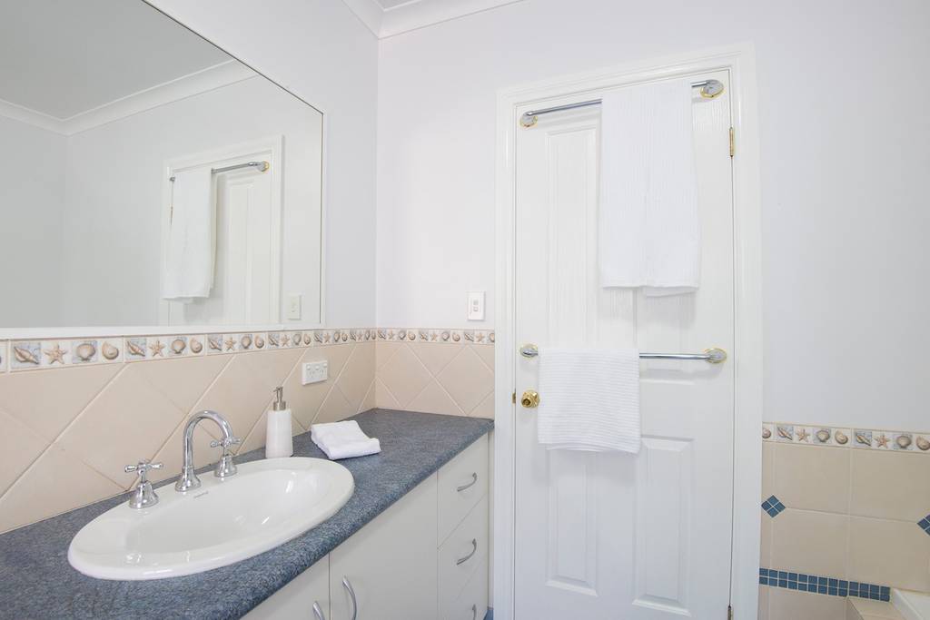 Sea-esta | Eleven Mile Beach Rd, Pink Lake WA 6450, Australia | Phone: 0427 715 117