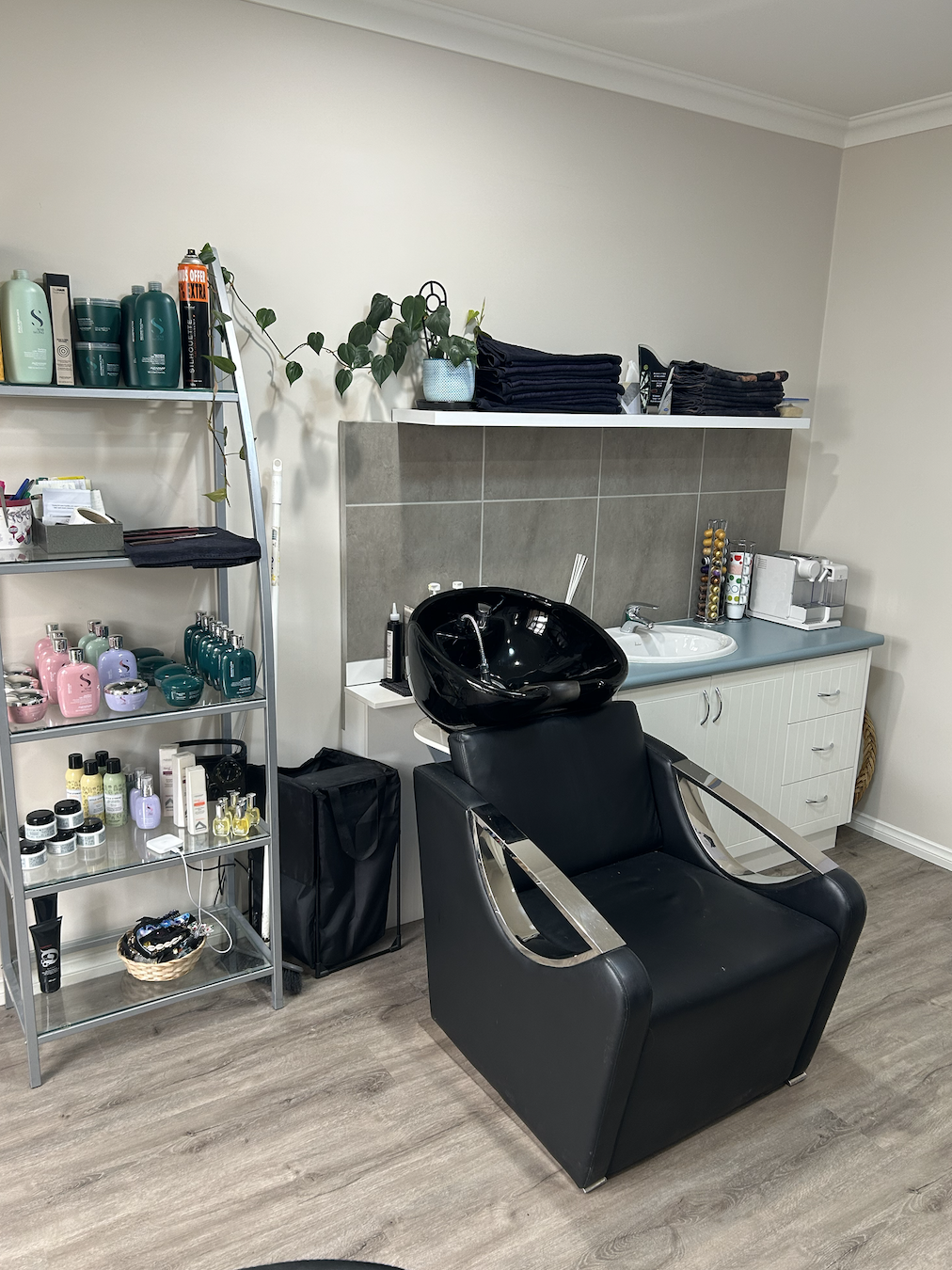 Snip Curl Hairdressing | 10 Westcliffe Cres, Sebastopol VIC 3356, Australia | Phone: 0457 788 074
