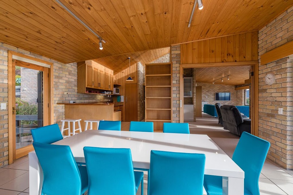 Airbnb at Million Dollar Views | 4 Ada Cres, Sandy Bay TAS 7005, Australia | Phone: 0405 777 178