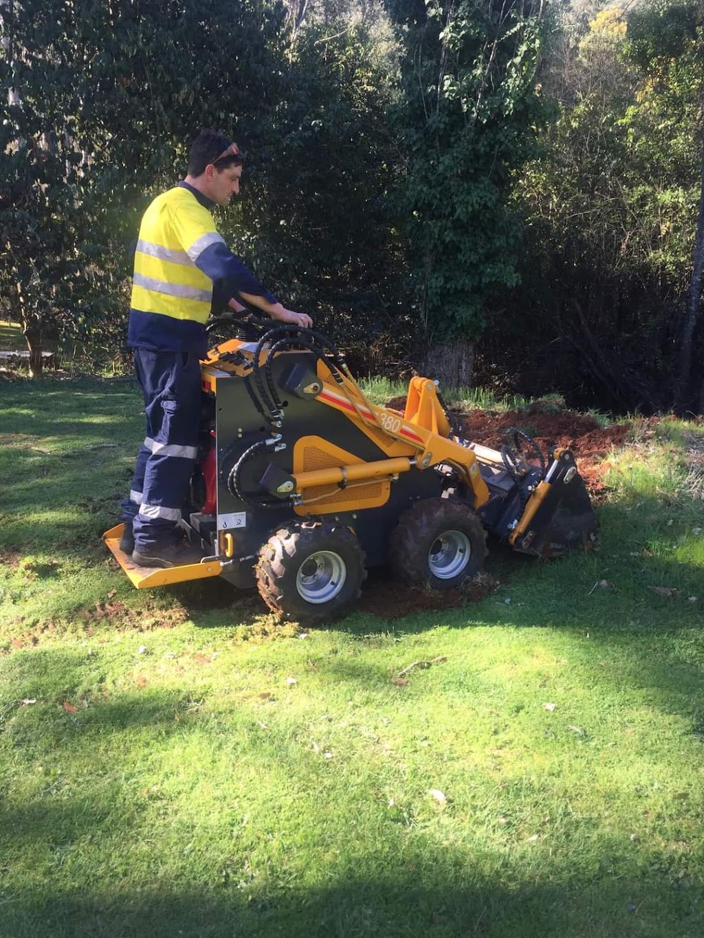Micks first choice mowing landscaping | 33 Ballintine St, Benalla VIC 3672, Australia | Phone: 0475 631 971