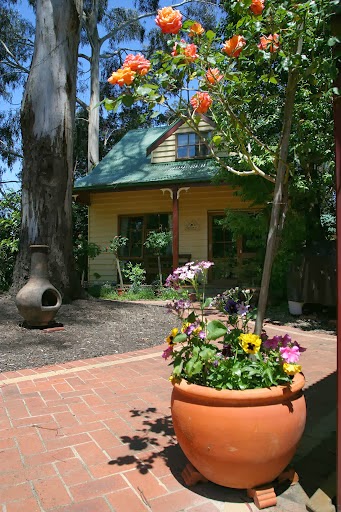 Yarrowee Cottages | lodging | 711 Morres St, Brown Hill VIC 3350, Australia | 0353315558 OR +61 3 5331 5558