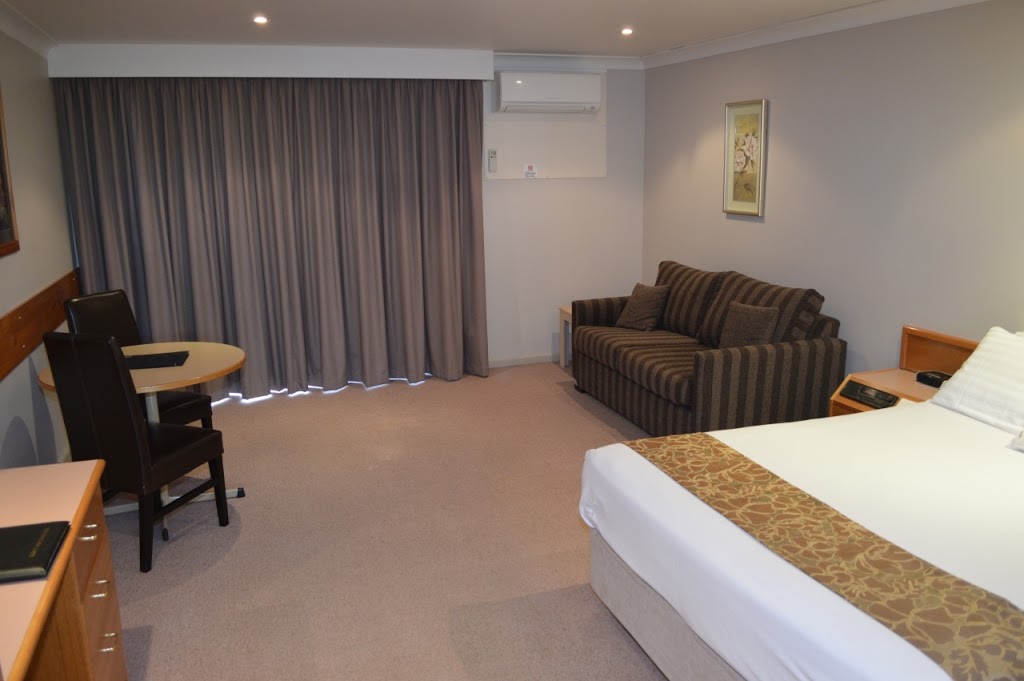 Hilltops Retreat Motor Inn | 4662 Olympic Hwy, Young NSW 2594, Australia | Phone: (02) 6382 3300