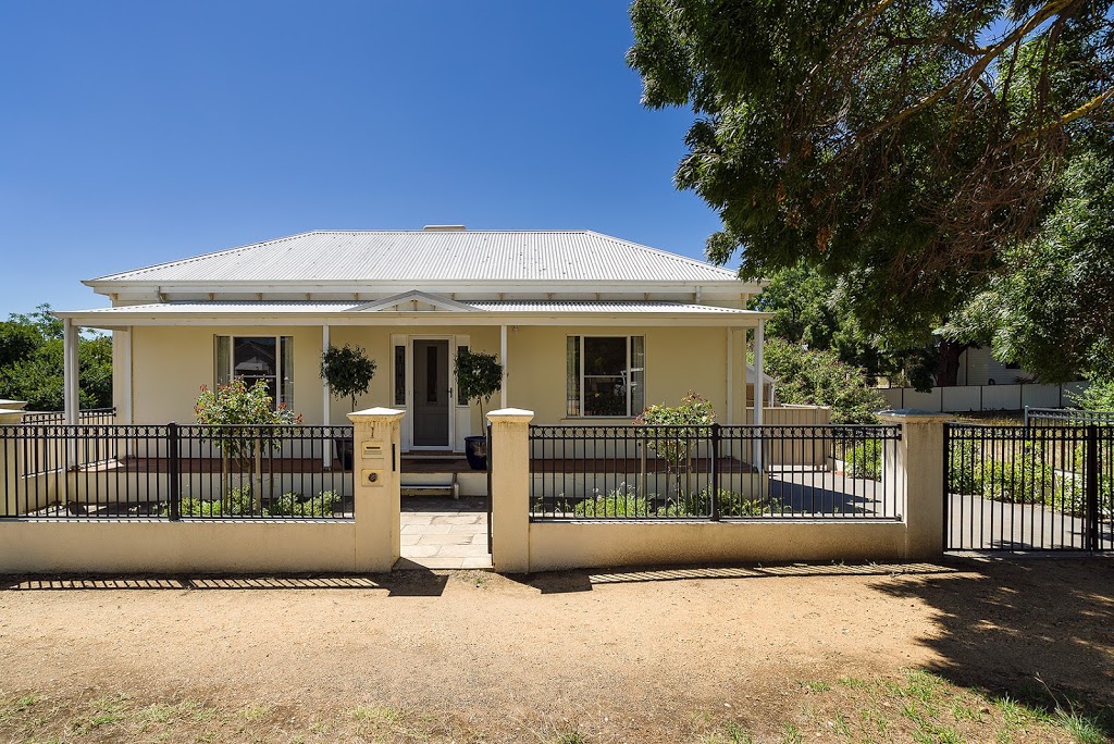 Berkley Street Townhouse | 1/15 Berkeley St, Castlemaine VIC 3450, Australia | Phone: 0427 721 196