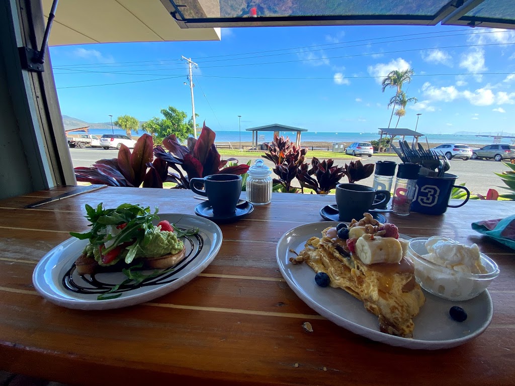 Fat Frog Beach Cafe | 44 Coral Esplanade, Cannonvale QLD 4802, Australia | Phone: 0417 979 960