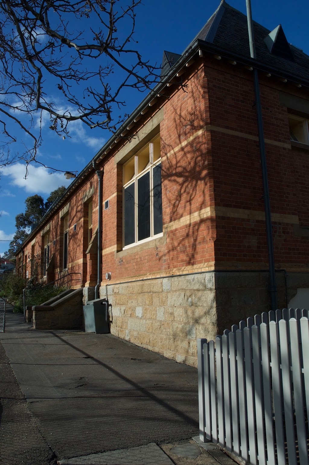 Castlemaine Primary School | school | Urquhart St & Mostyn St, Castlemaine VIC 3450, Australia | 0354721452 OR +61 3 5472 1452