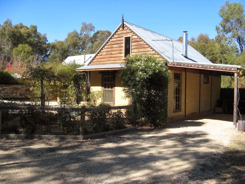 Mossbank Cottage | lodging | 81 Odgers Rd, Castlemaine VIC 3450, Australia | 0354705041 OR +61 3 5470 5041