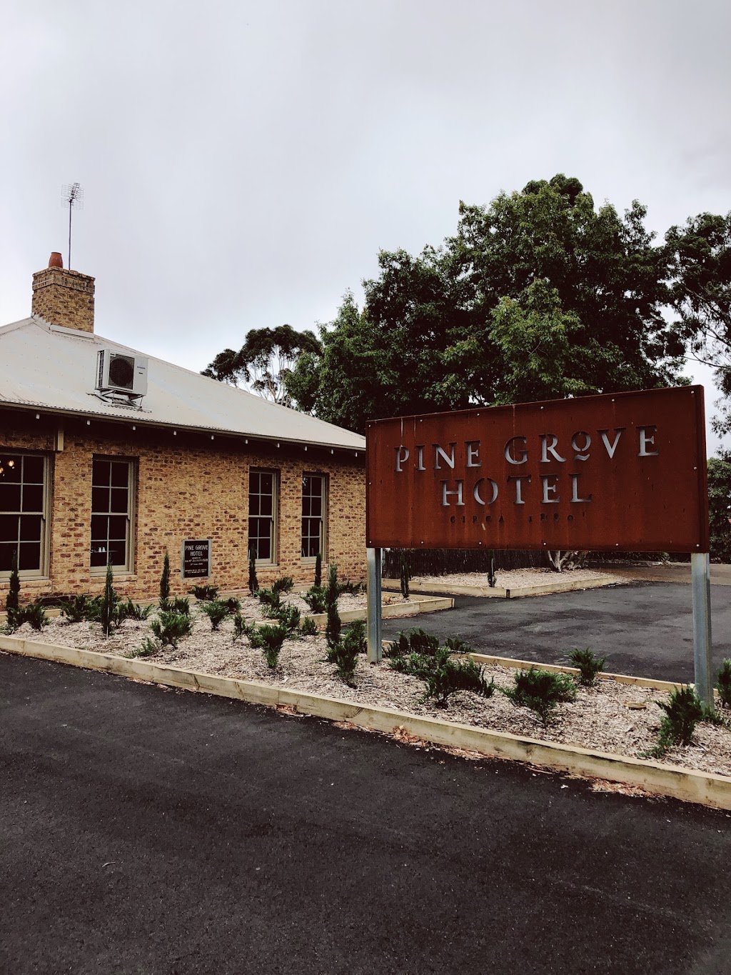 Pine Grove Hotel | 43/45-51 Stoney Creek Rd, Beaconsfield Upper VIC 3808, Australia | Phone: (03) 5944 3524