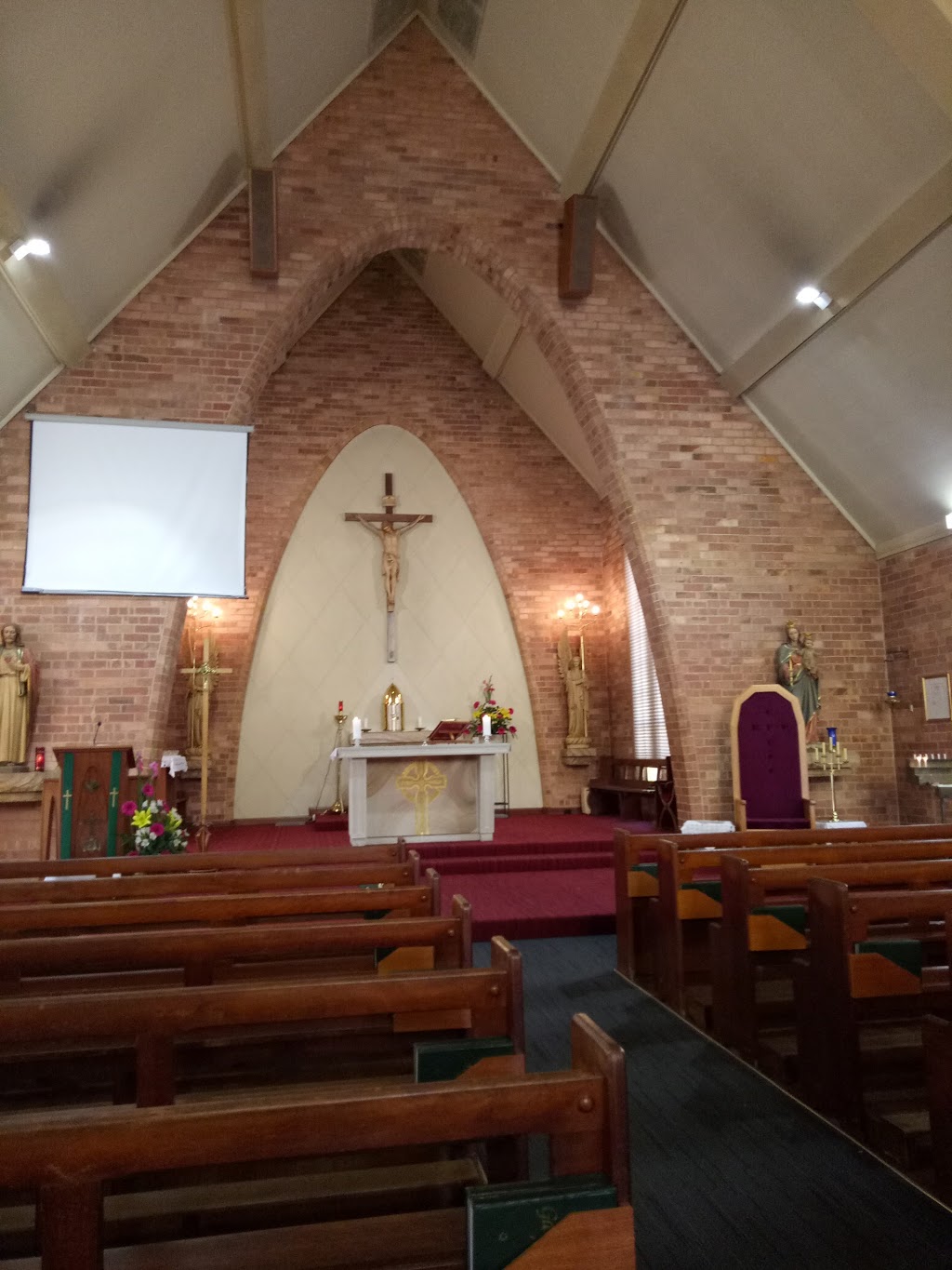 St Brigids Catholic Church | church | 119 Gipps Rd, Gwynneville NSW 2500, Australia | 0242261992 OR +61 2 4226 1992