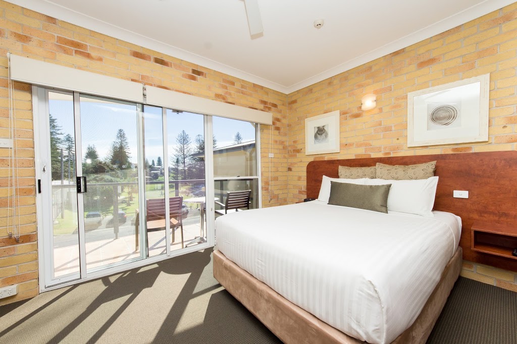 Yamba Beach Motel | 30 Clarence St, Yamba NSW 2464, Australia | Phone: (02) 6646 9411