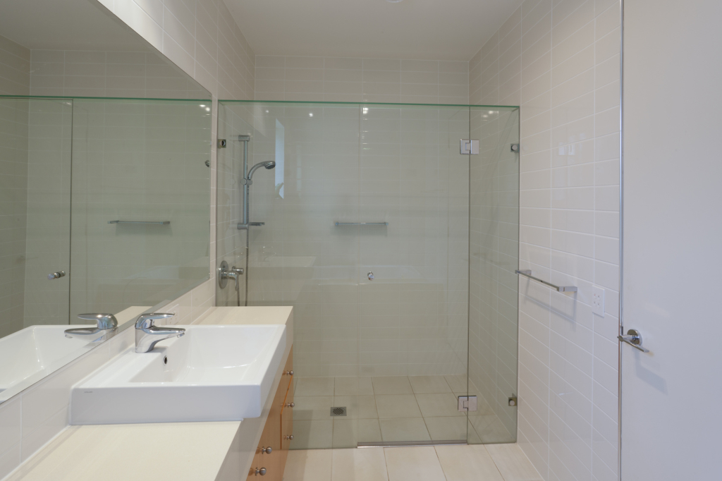 Quality Shower Screens and Glass - Splashbacks, Bathroom Mirrors | 31 Wycombe St, Doonside NSW 2767, Australia | Phone: 0412 437 129