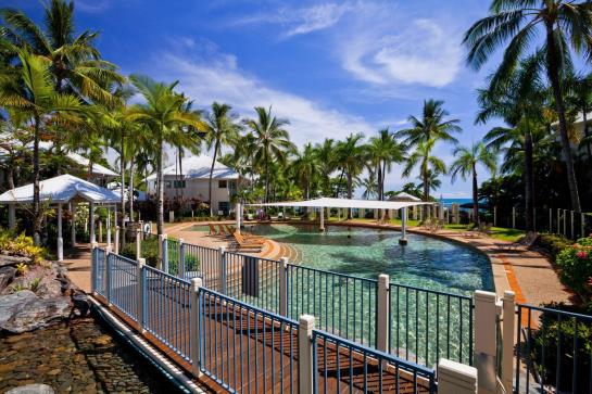 Coral Sands Beachfront Resort | Trinity Beach Rd & Moore St, Trinity Beach QLD 4879, Australia | Phone: (07) 4057 8800