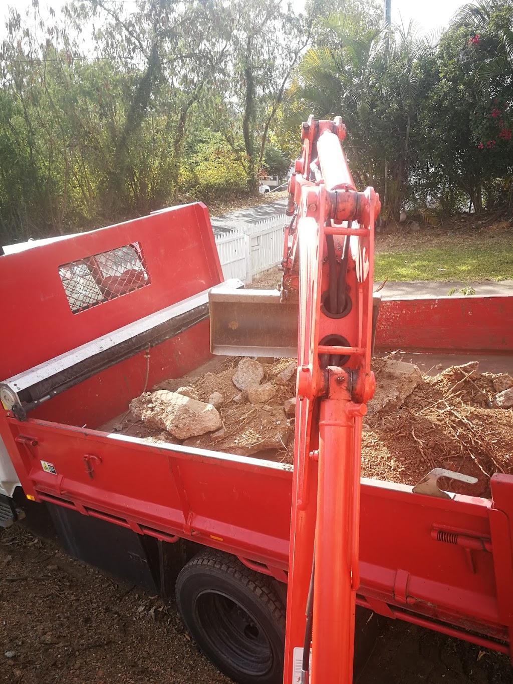 HB Digging beenleigh | 13 Melwood St, Eagleby QLD 4207, Australia | Phone: 0406 306 153