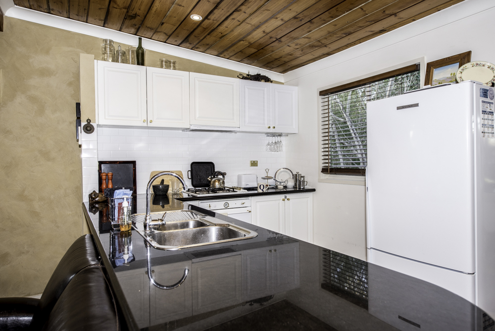 The Bank St Cottage | 9 Bank St, Avenel VIC 3664, Australia | Phone: 0400 902 054