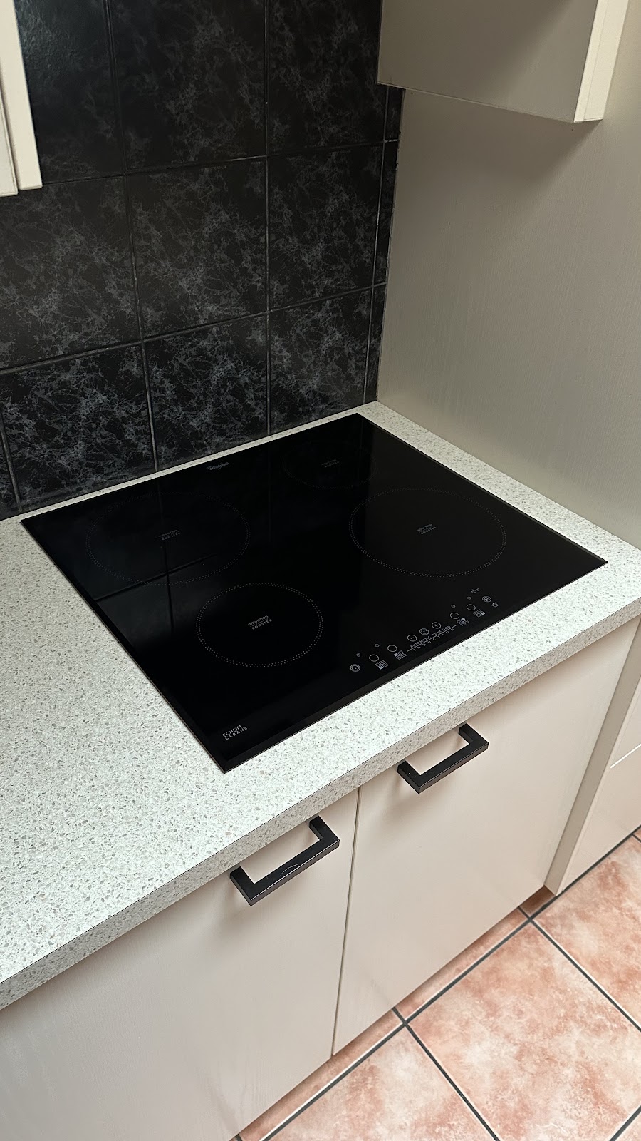 Black Box Electrical | 6 Muirefield Pl, Arundel QLD 4214, Australia | Phone: 0430 744 234