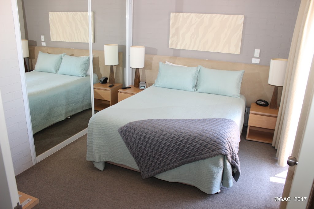 Mollymook Cove Holiday Apartments | 17 Golf Ave, Mollymook NSW 2539, Australia | Phone: (02) 4454 1892