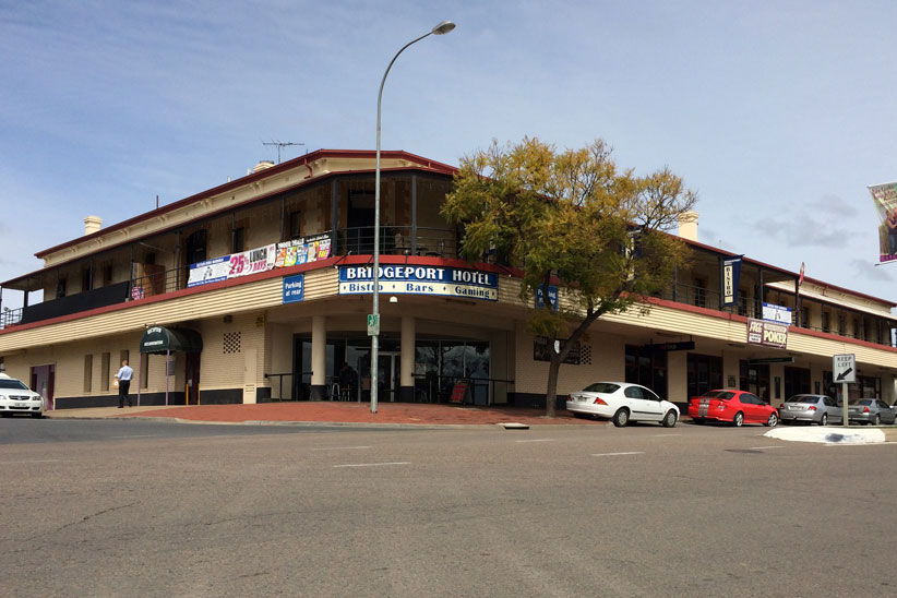 Bridgeport Hotel | 2 Bridge St, Murray Bridge SA 5253, Australia | Phone: (08) 8532 2002