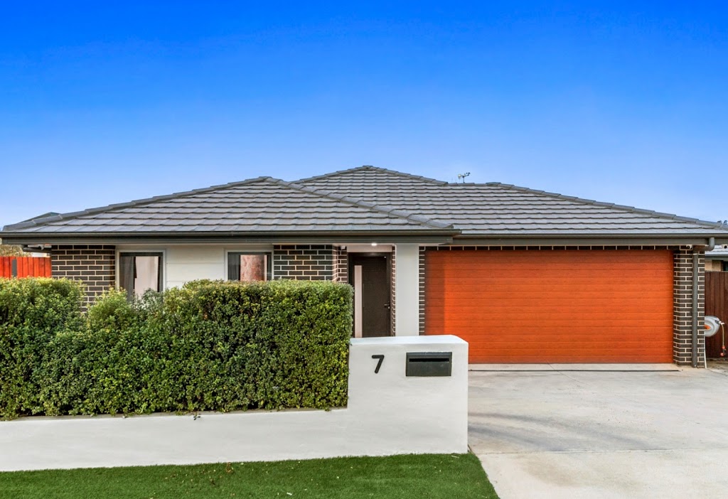 Divine Family | 7 Bedbrook St, Coombs ACT 2611, Australia | Phone: 0413 529 184