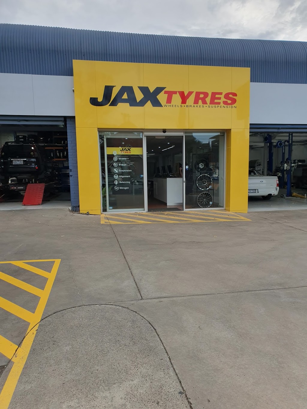 JAX Tyres Geelong | 256 Moorabool St, Geelong VIC 3220, Australia | Phone: (03) 5222 6255