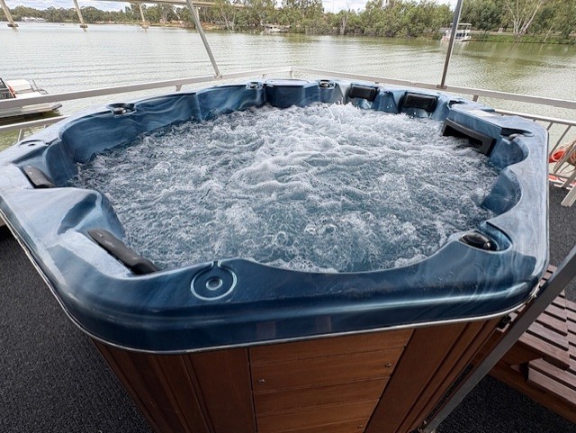 Oasis Houseboat | Berth/11 Pelican Dr, Mannum SA 5238, Australia | Phone: 0435 024 735