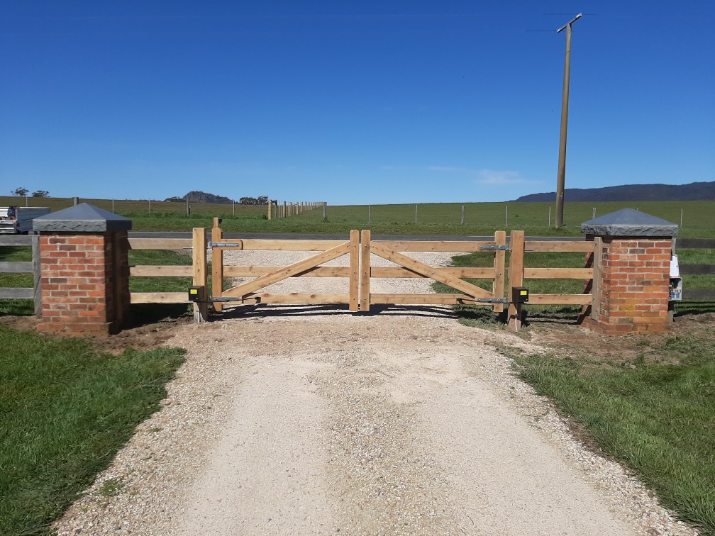 Macedon Ranges Country Timber Gates & Fencing Pty Ltd | park | 267 Sutherlands Rd, Riddells Creek VIC 3431, Australia | 0468701149 OR +61 468 701 149