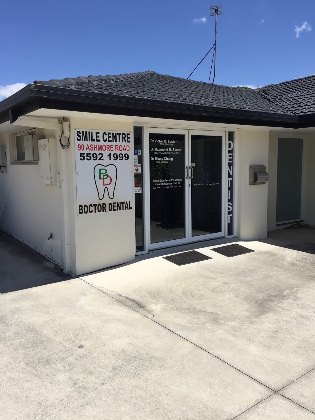 Smile Centre - Raymond Boctor | dentist | 90 Ashmore Rd, Bundall QLD 4217, Australia | 0755921999 OR +61 7 5592 1999