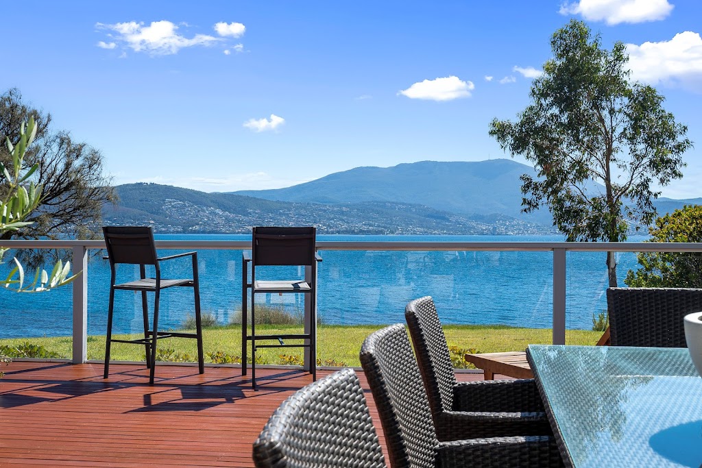 "Casa Con Vista" Luxury Waterfront Home, Sleeps 10 | 199A Tranmere Rd, Tranmere TAS 7018, Australia | Phone: (03) 6146 4402