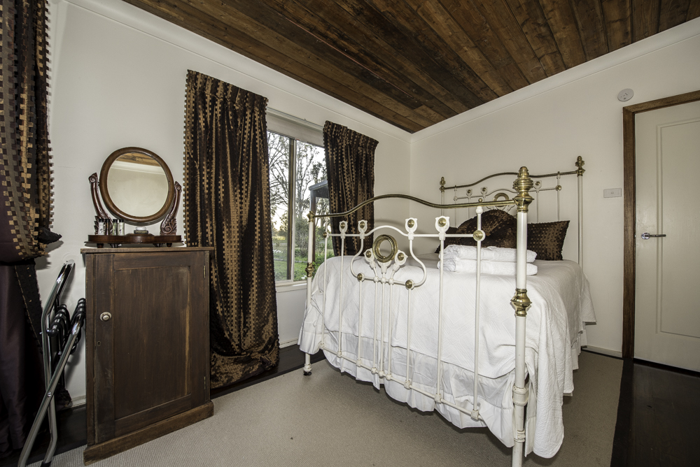 The Bank St Cottage | 9 Bank St, Avenel VIC 3664, Australia | Phone: 0400 902 054