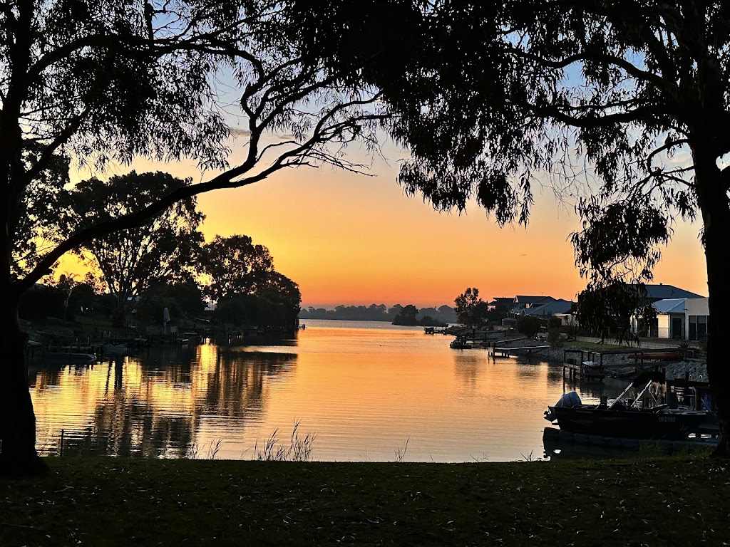 Waterfront Retreat at Wellington East | 20 Jefferson Ct, Wellington East SA 5259, Australia | Phone: 0400 346 949