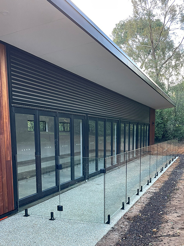 Specialised Glass and Glazing | 988 Black Forest Dr, Woodend VIC 3442, Australia | Phone: 0401 487 723